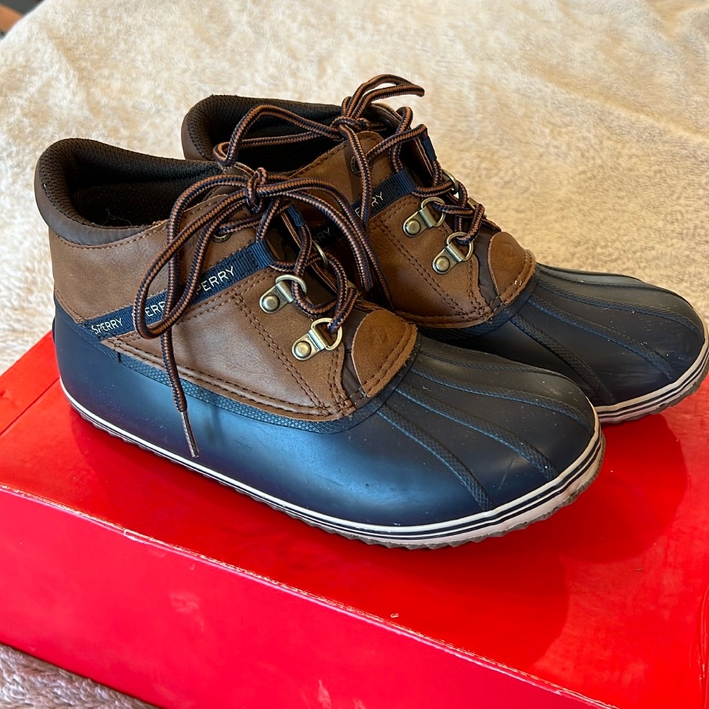 SPERRY TOP-SIDER Bowline Storm Boot in Navy/Tan Boys Size 5M